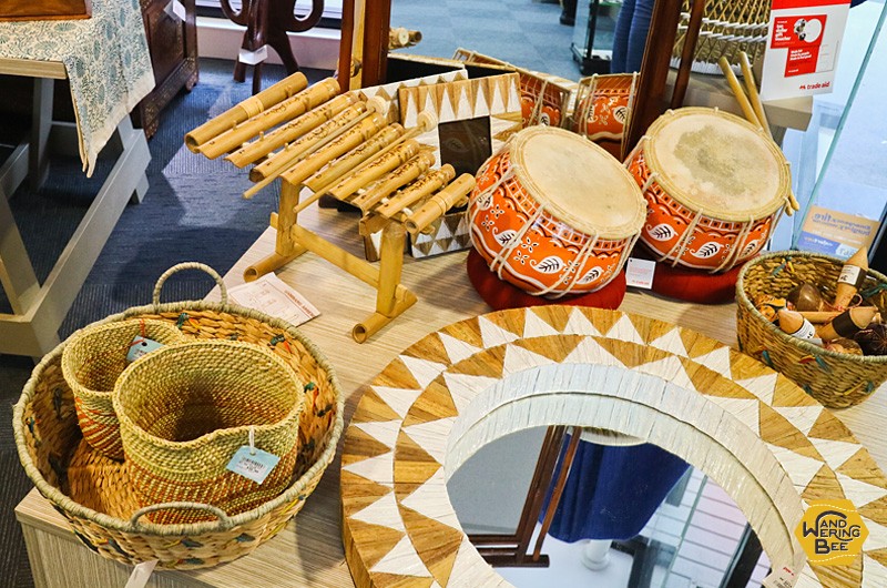 木と麻の色がクラフト感溢れる民族楽器たち