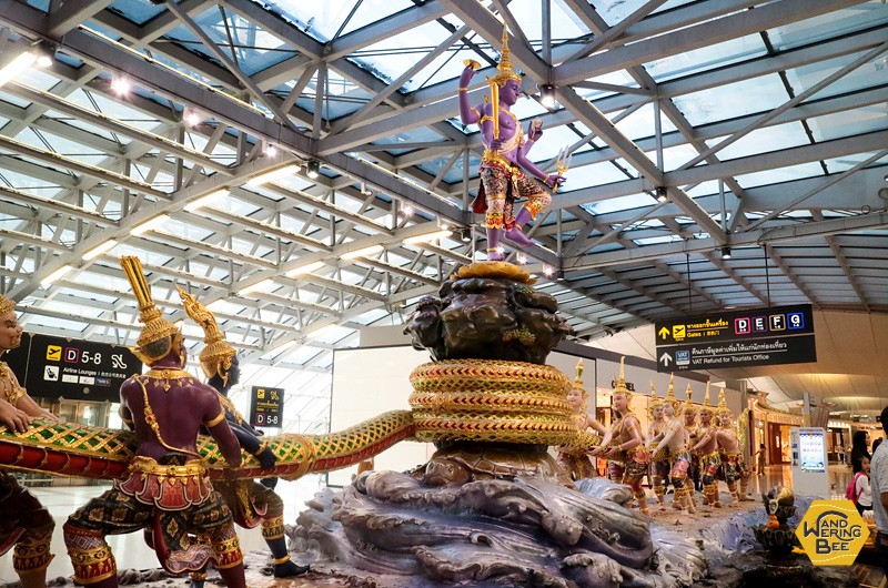 スワンナプーム国際空港の中で綱引きをする神様たち