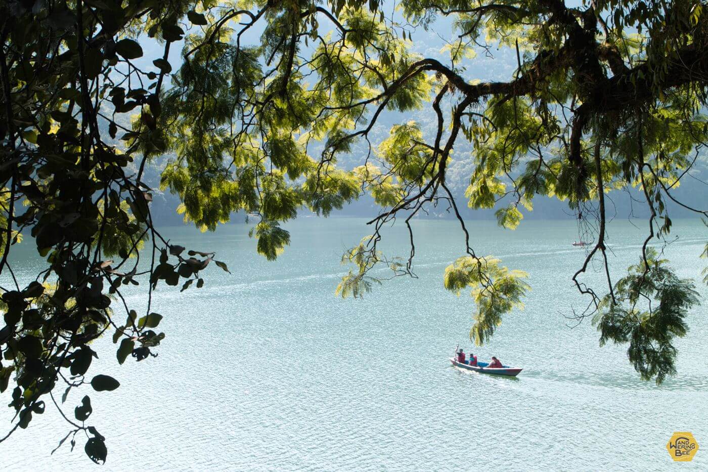 ノンビリとしたポカラの雰囲気を象徴するフェワ湖