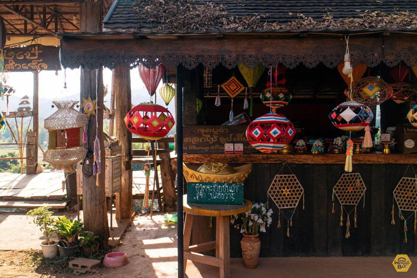 ワット・タムプーサマに多く飾られている東南アジアの民芸品