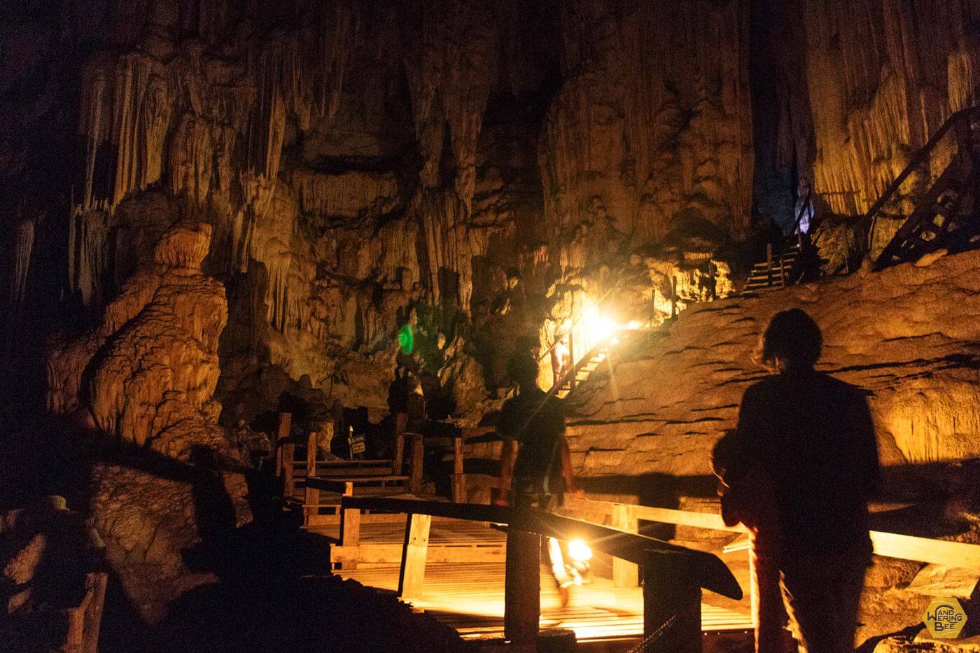 ナムロート洞窟の内部は真っ暗なのでガスランプが必須